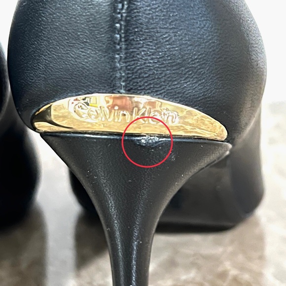 🎉HP🎉 Calvin Klein Pointed Heels Black W/ Gold Tone Logo Accent - Picture 8 of 8